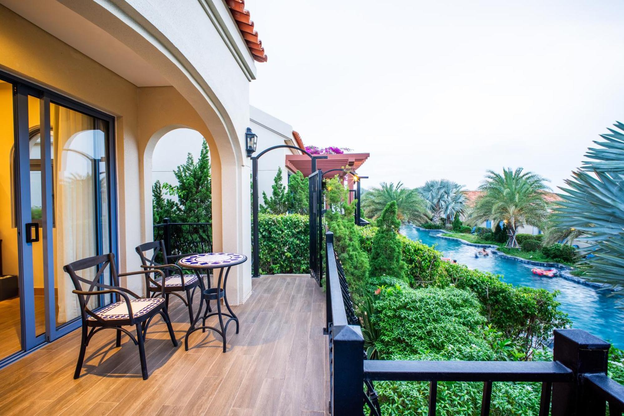 Centara Mirage Resort Mui Ne Exterior photo A balcony at the Atlantis Paradise Island